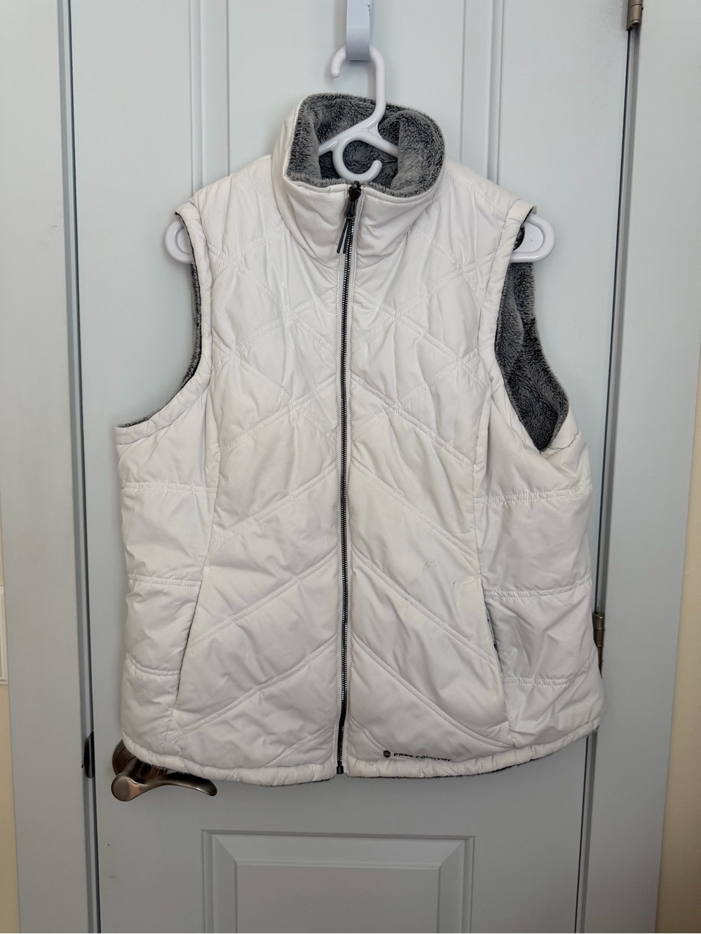 Free Country White Quilted Vest with Gray Fleece Trim